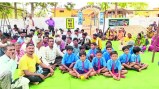 नए शिक्षण सत्र की शुरुआत मंगलवार से हो गई है। आधी- अधूरी तैयारी के बीच बच्चे स्कूल पहुंचे। डौंडी ब्लॉक के शासकीय प्राथमिक शाला कांडे में पहले दिन ही ग्रामीणों ने ताला जड़ दिया।