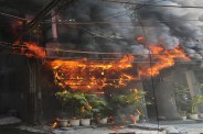 Lucknow Fire Safety Crisis: संसाधनों और कर्मचारियों की भारी कमी के बीच आग से जंग लड़ रहे दमकल कर्मी (फोटो सोर्स : भाषा WhatsApp News Group