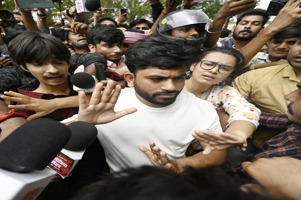ईको गार्डन प्रदर्शन में JNU शोधार्थी नेहा पर टिकीं निगाहें (फोटो सोर्स : Ritesh Singh )