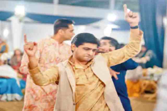 आरोपी समर्थ सिंह की शादी में डांस करते लीगल एड डिफेंस के वकील श्रेयस सक्सेना।
