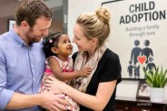 Child adoption: कानूनी प्रक्रिया के बाद अमरीकी महिला को सौंपी बच्ची (Photo Source: AI Image)