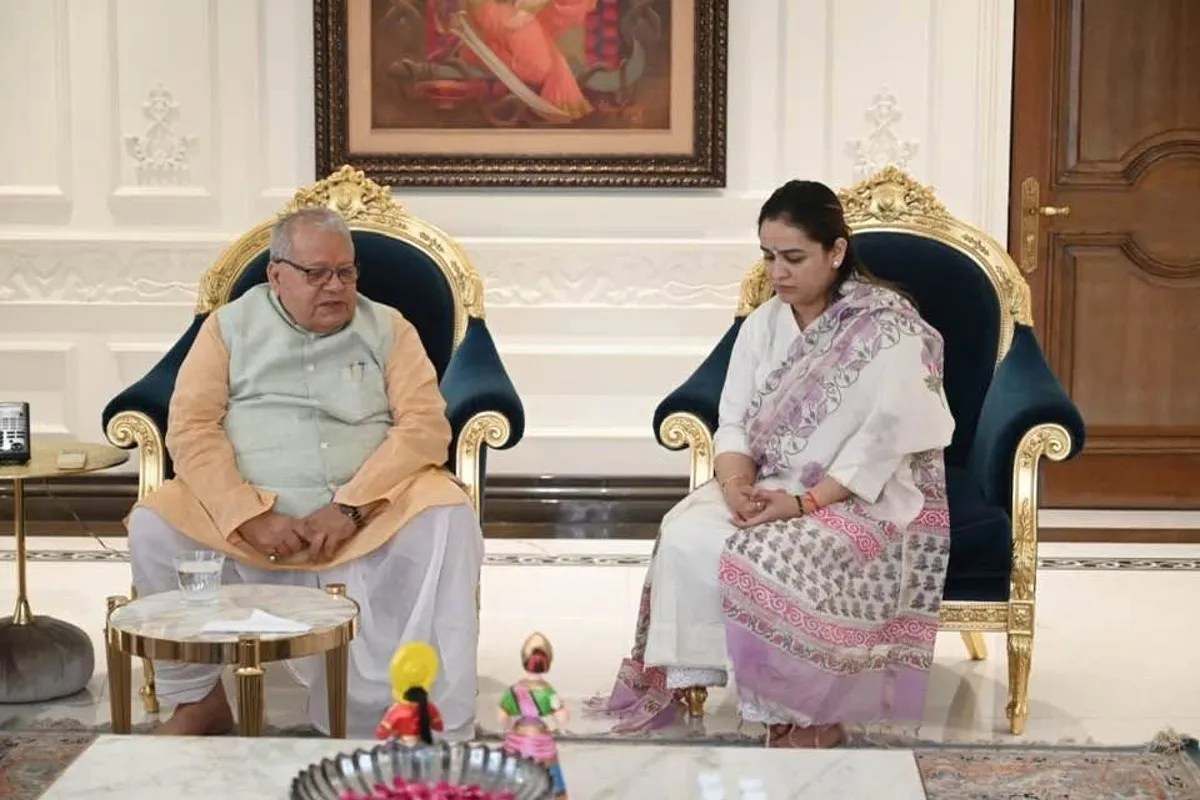 प्रतीक यादव को श्रद्धांजलि देने पहुंचे कलराज मिश्र, अपर्णा यादव से मिलकर जताया शोक (फोटो सोर्स : भाषा संवाद WhatsApp News Group)