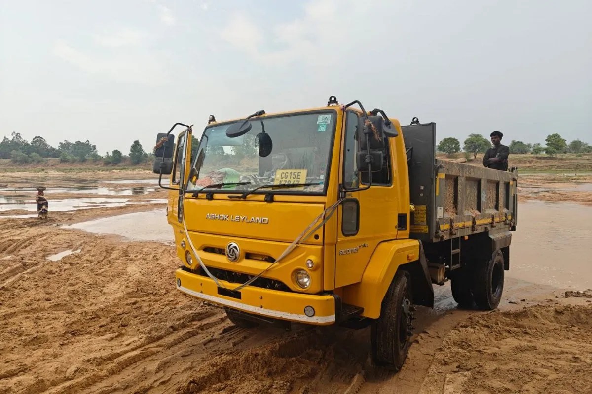 Illegal Sand Mining: नौगई तिहरा हत्याकांड के बाद रेत घाटों पर ताबड़तोड़ एक्शन, रेत लोड 14 मिनी ट्रक जब्त, नहीं थे नंबर प्लेट