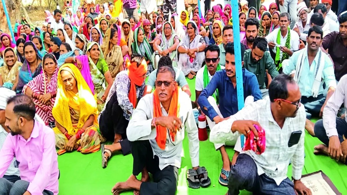 बालोद जिले के गुंडरदेही ब्लॉक के ग्राम खलारी के ग्रामीणों ने दो साल से मांग पूरी नहीं होने पर धमतरी- गुंडरदेही मुख्य मार्ग पर सुबह 10 बजे से चक्काजाम कर दिया।