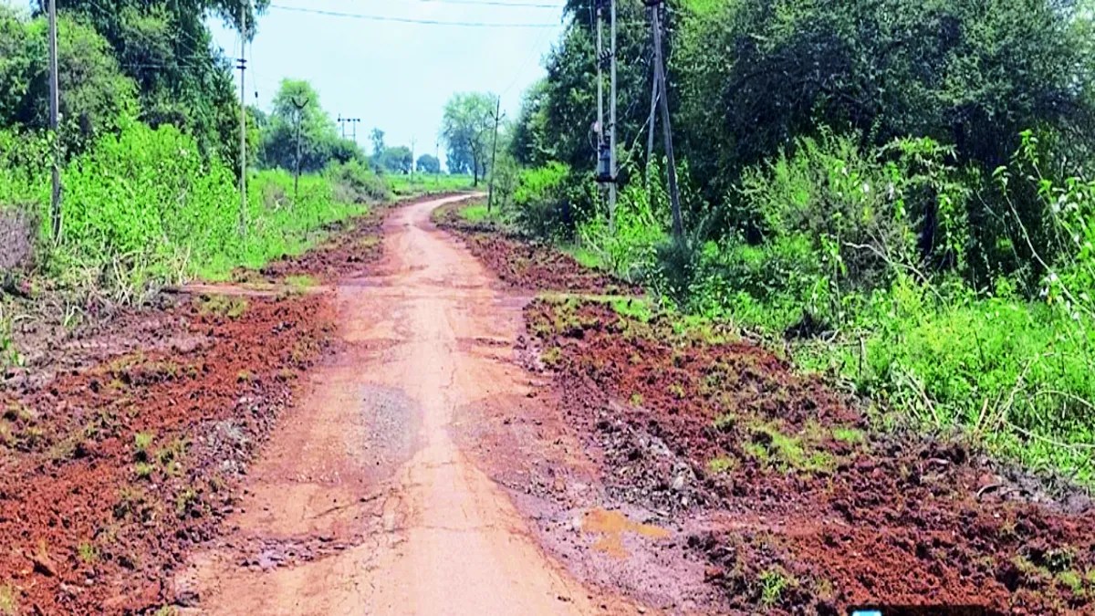 सड़क निर्माण तय समय पर पूरा नहीं करने पर लोक निर्माण विभाग ने ठेका कंपनी विकास कंस्ट्रक्शन राजनांदगांव से अनुबंध निरस्त कर दिया।