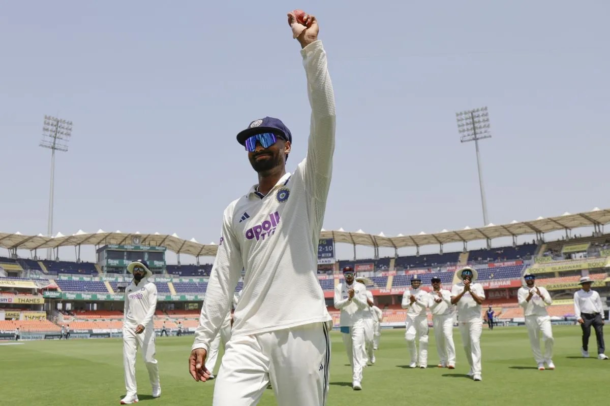 Manav Suthar 6 wicket hall