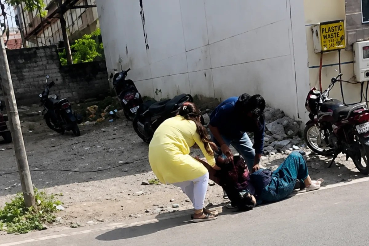 बीच सड़क पर मारपीट, फोटो सोर्स- X वीडियो ग्रैब