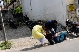 बीच सड़क पर मारपीट, फोटो सोर्स- X वीडियो ग्रैब