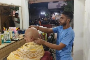 सर मुड़वाते बीजेपी नेता, फोटो सोर्स- पत्रिका