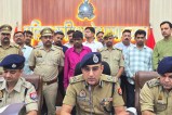 पुलिस की गिरफ्त में आरोपी, फोटो सोर्स- प्रयागराज पुलिस