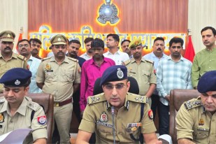 पुलिस की गिरफ्त में आरोपी, फोटो सोर्स- प्रयागराज पुलिस