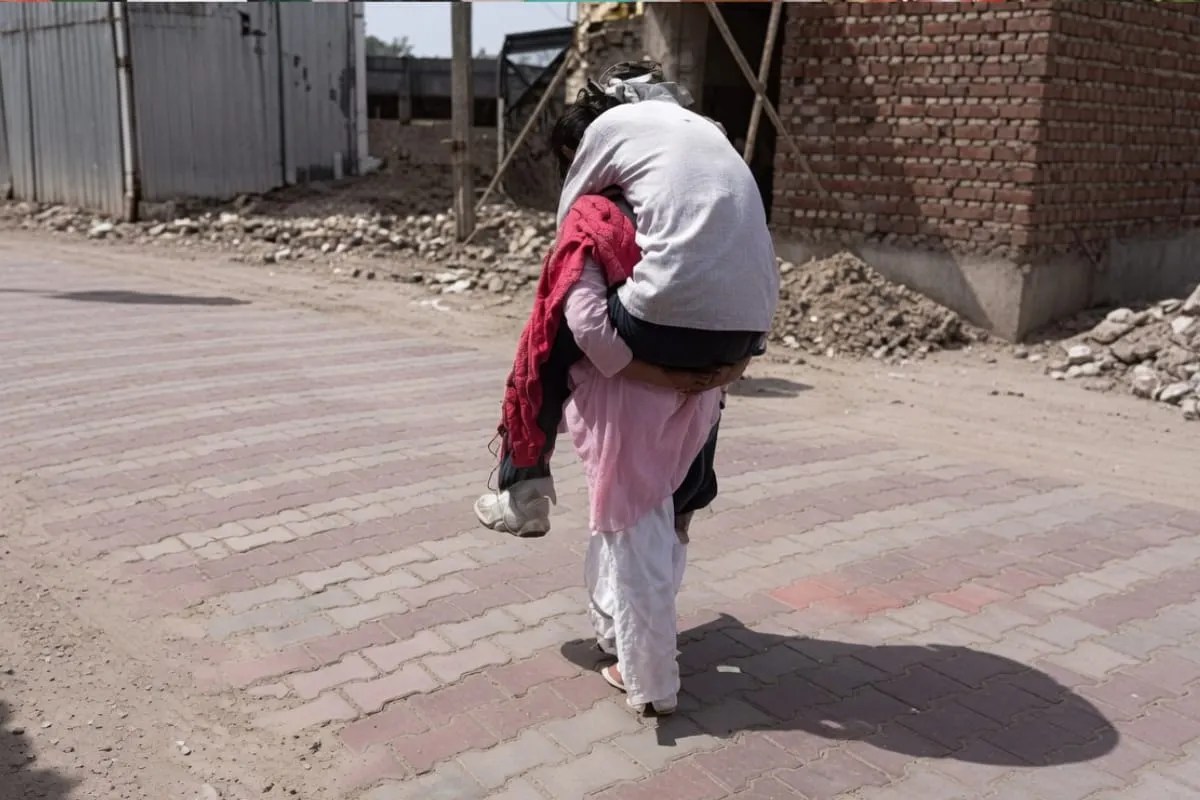Mathura District Hospital News, Daughter Carries Father On Back