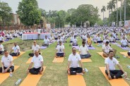 योग दिवस पर लखनऊ रेजीडेंसी बना योग का महाकुंभ, डिप्टी सीएम ब्रजेश पाठक ने दिया बड़ा संदेश (फोटो सोर्स : भाषा संवाद WhatsApp News Group)