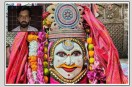 उज्जैन के महाकाल मंदिर से राजस्थान पुलिस ANTF द्वारा गिरफ्तार किया गया 25 हजार का इनामी तस्कर राकेश।