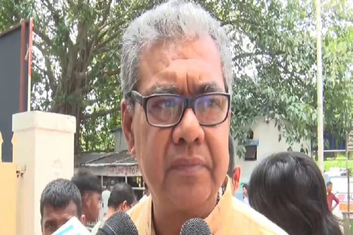 बेचारे लोगों को तो खाना खाने की जगह भी नहीं है, कुर्सी खोज र