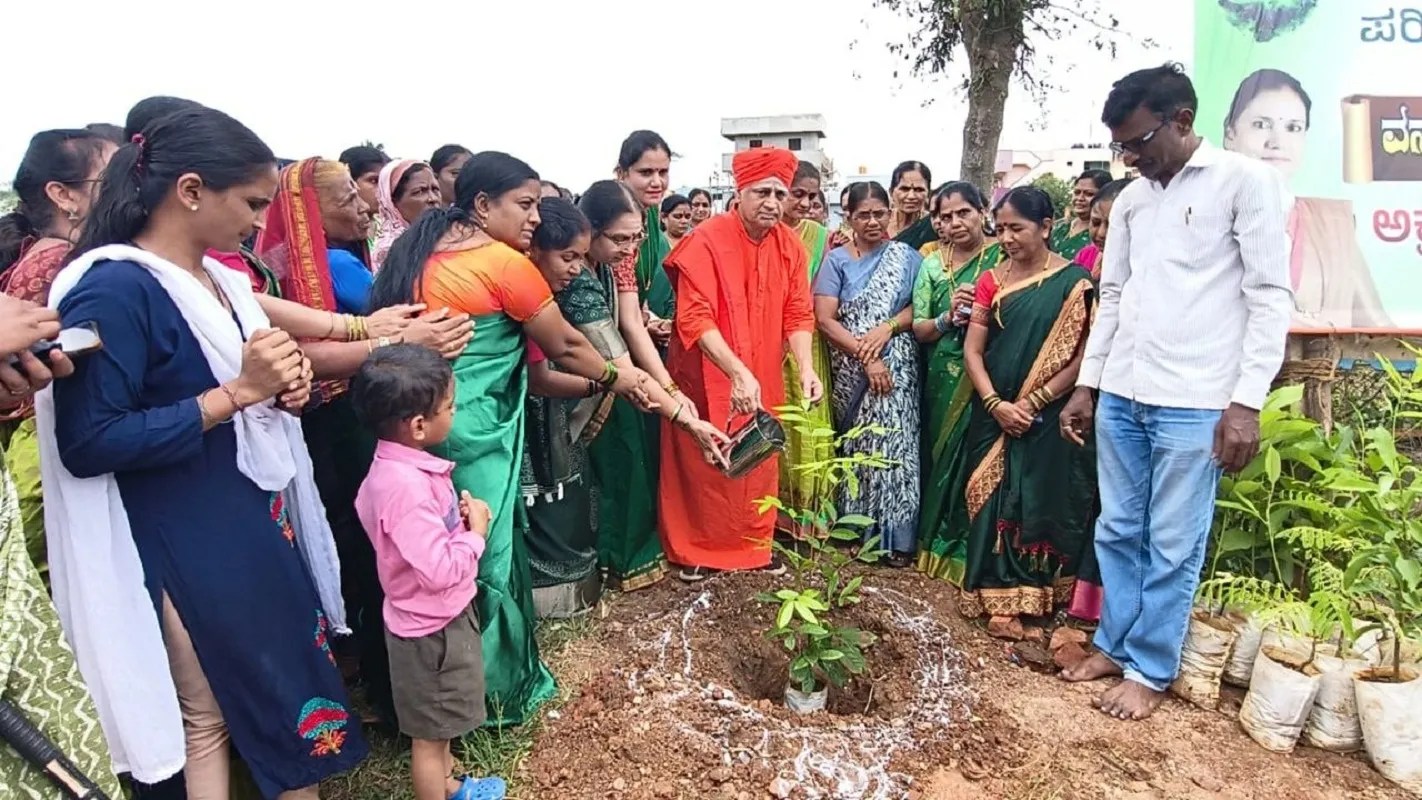 धारवाड़ की आदिशक्ति कॉलोनी में आयोजित वन महोत्सव कार्यक्रम के दौरान पौधरोपण करतीं महिला कांग्रेस जिलाध्यक्ष गौरम्मा बलोगी तथा उपस्थित अतिथि एवं कार्यकर्ता।