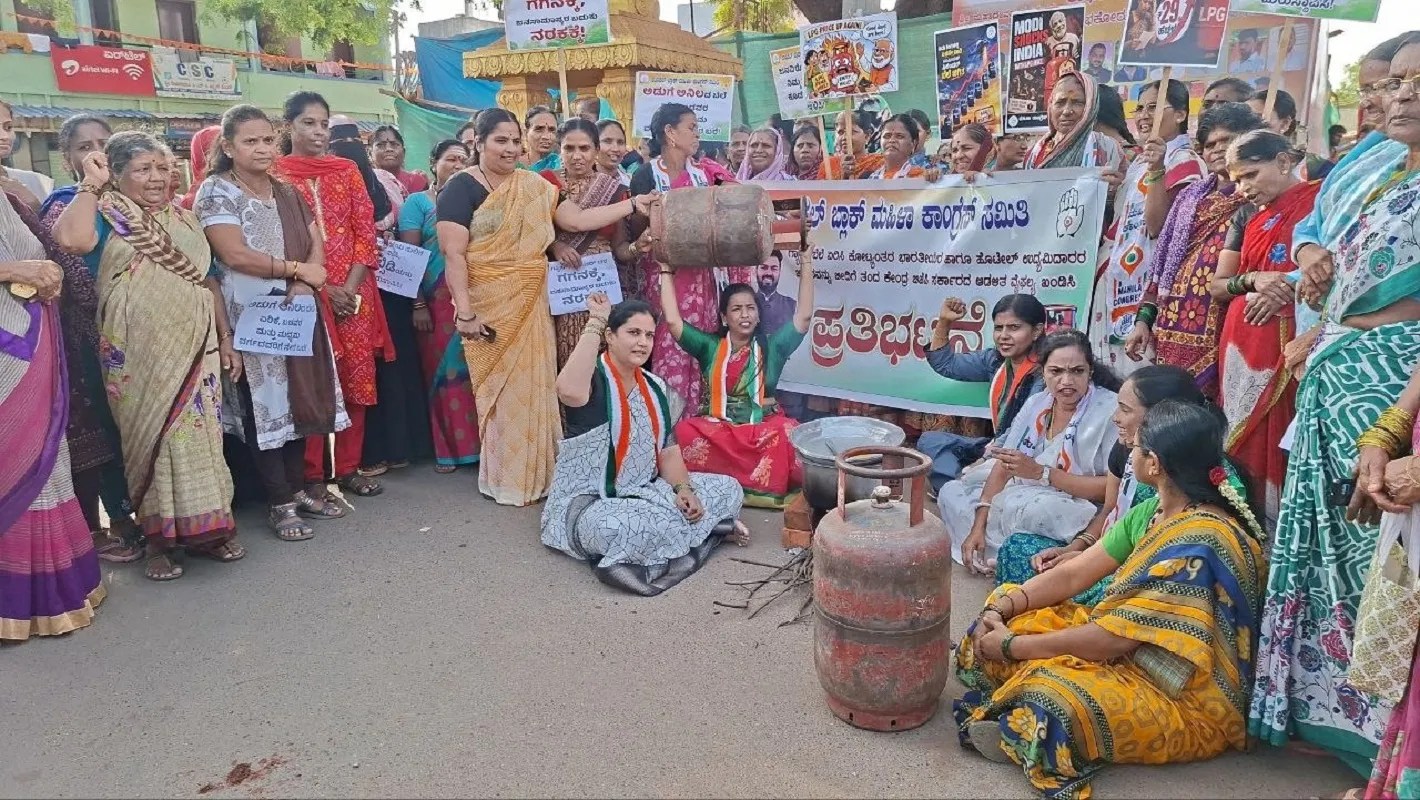 महंगाई पर आक्रोश... हुब्बल्ली के गोपनकोप्पा में गैस सिलेंडर की बढ़ी कीमतों के विरोध में खाली सिलेंडर और चूल्हे के साथ प्रदर्शन करतीं महिला कांग्रेस कार्यकर्ता।