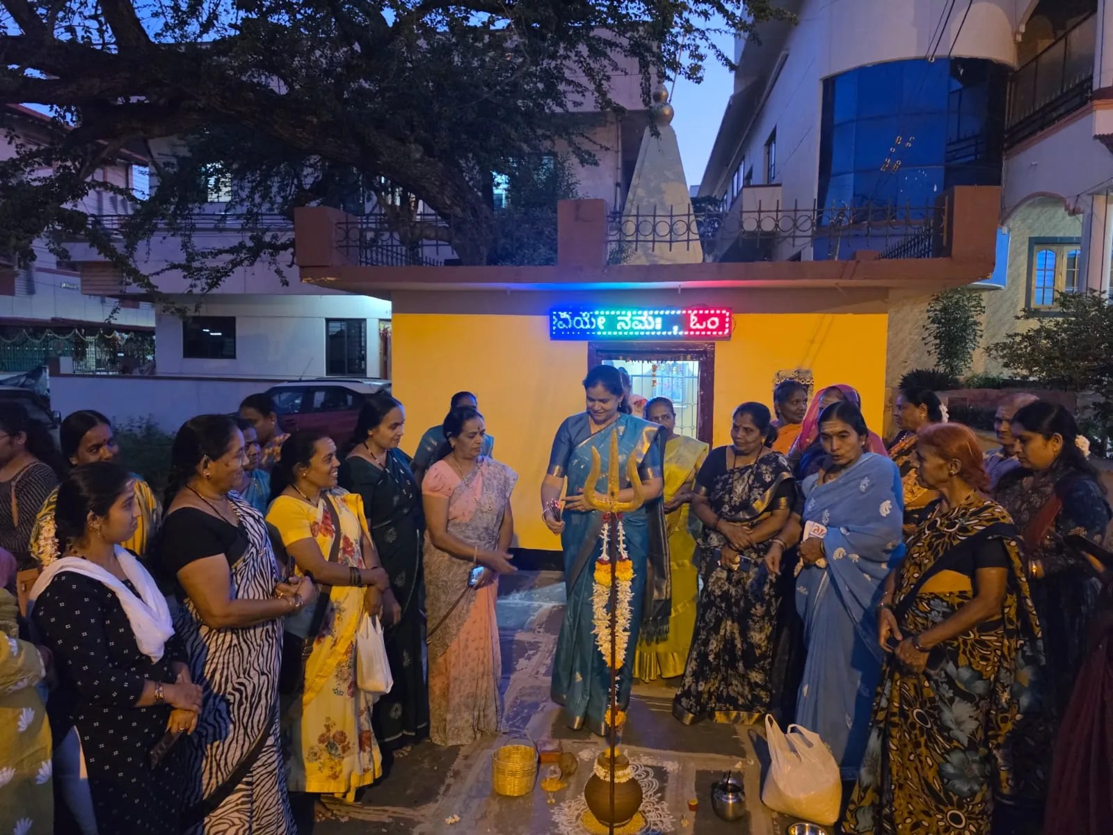 धारवाड़ के आदिशक्ति मंदिर में अच्छी वर्षा एवं किसानों की खुशहाली की कामना को लेकर महिला कांग्रेस जिलाध्यक्ष गौरम्मा बलोगी के नेतृत्व में महिलाओं ने पारंपरिक अंबली पूजा कर प्रार्थना की।