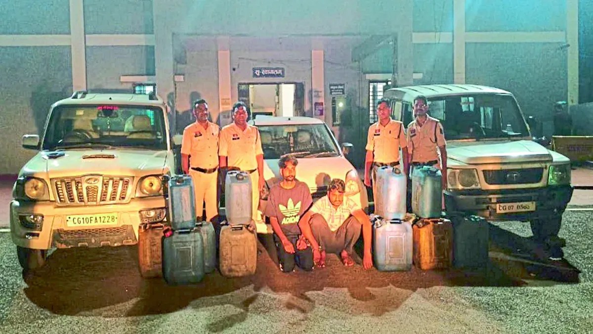 बालोद जिले में डीजल की किल्लत के बीच ट्रकों से डीजल चोरी करने वाले गिरोह का बालोद पुलिस ने पर्दाफाश किया है। पुलिस ने मामले में दो आरोपियों को गिरफ्तार किया है, जबकि उनका एक साथी फरार हो गया।
