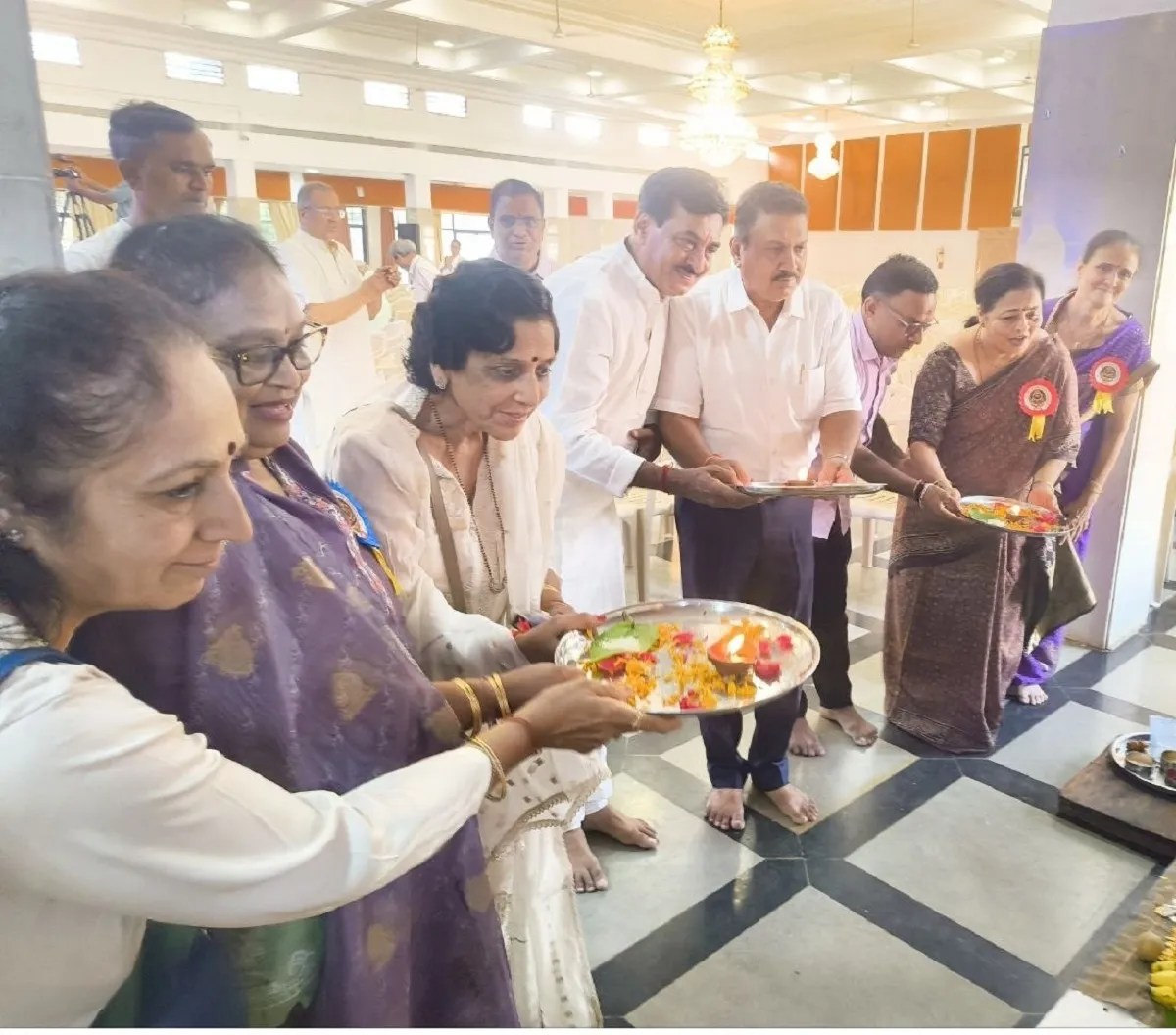 हुब्बल्ली के गुजरात भवन में आयोजित शिव महापुराण कथा महोत्सव के पांचवें दिन भगवान शिव की आरती करते श्रद्धालु।