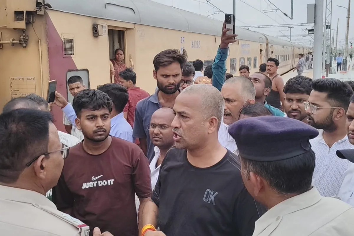 Prayagraj-Udhna special train AC failure Passengers created ruckus Biaora Station