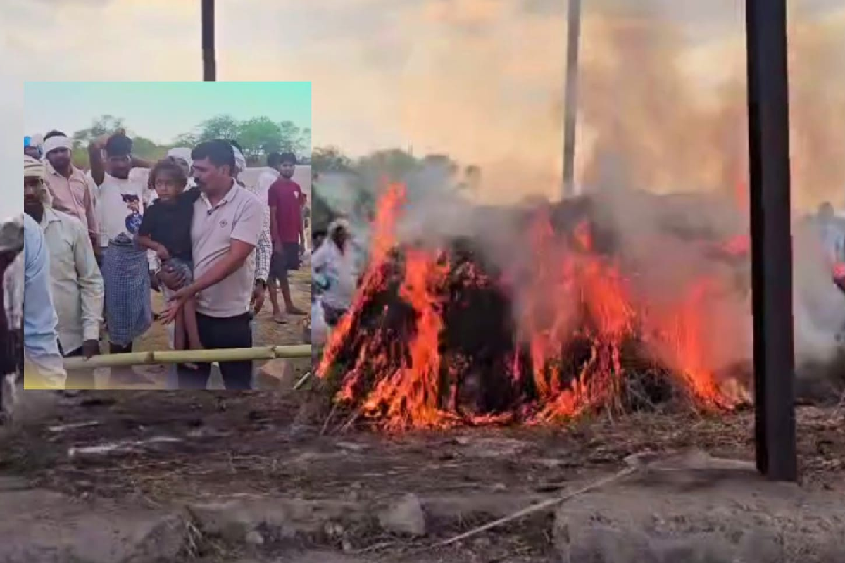 Couple cremated on same pyre 3 year old son gave mukhagini Dabra Road Accident