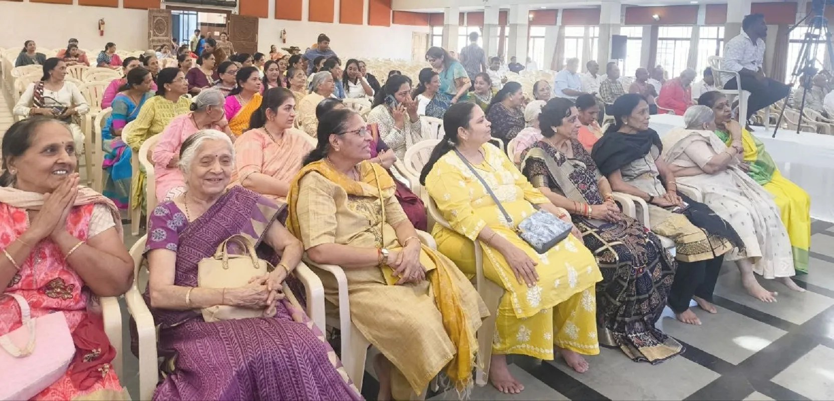 हुब्बल्ली के श्री गुजरात भवन में आयोजित श्री शिव महापुराण कथा महोत्सव के छठे दिन रविवार को श्रद्धापूर्वक कथा श्रवण करतीं श्रद्धालु महिलाएं।