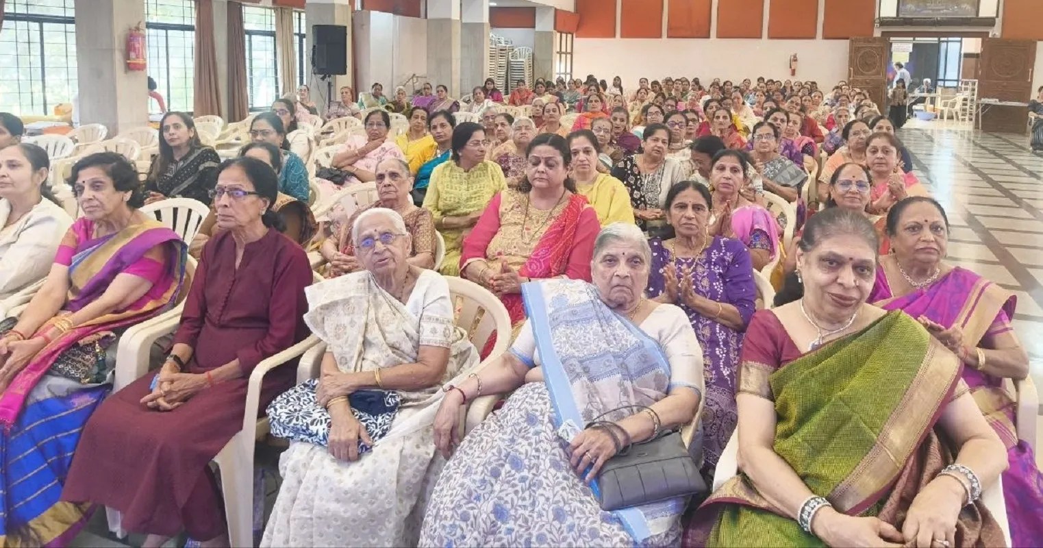 हुब्बल्ली के गुजरात भवन में आयोजित शिव महापुराण कथा महोत्सव की पूर्णाहुति के अवसर पर श्रद्धापूर्वक कथा श्रवण करते श्रद्धालु।