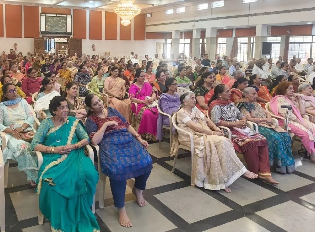 हुब्बल्ली के देशपाण्डे नगर स्थित गुजरात भवन में शिव महापुराण कथा महोत्सव के दूसरे दिन बड़ी संख्या में उपस्थित महिला-पुरुष श्रद्धालु श्रद्धापूर्वक कथा का श्रवण करते हुए।