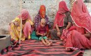 बड़ी खाटू . गेहडा कला गाँव में बसंती अपने मासूम के साथ विलाफ करती हुयी। बड़ी खाटू . गेहडा कला गांव में बसंती अपने मासूम के साथ विलाप करते हुए।