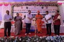 अटल बिहारी वाजपेयी लॉ कॉलेज, कोप्पल के वार्षिकोत्सव में अभिनव गविसिद्धेश्वर स्वामी का सम्मान करते हुए।