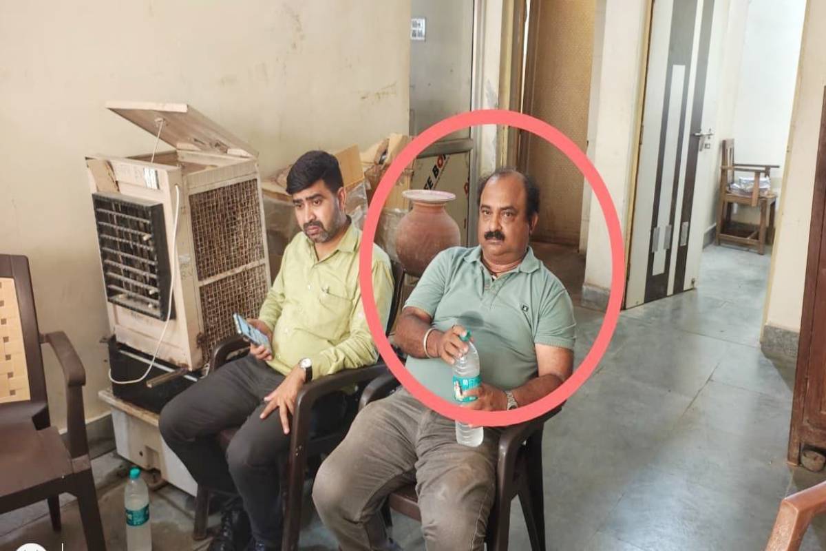 महज 2 हजार रुपये के लालच में फंसा असिस्टेंट इंजीनियर, दमोह में लोकायुक्त ने पकड़ा | Lokayukta Trap Assistant Engineer Rajesh Sahay Caught Taking Bribe