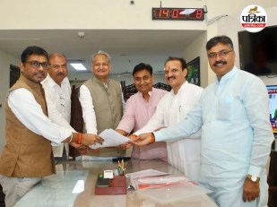 नीरज डांगी ने नामांकन दाखिल किया।