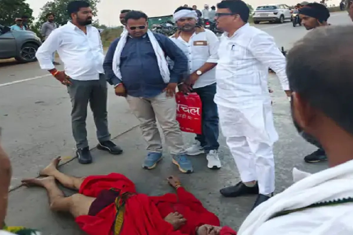 Minister Nagarsingh Chauhan rushed an elderly person to the hospital in Katni