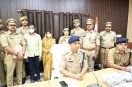 प्रेस वार्ता करते एसपी पकड़े गए आरोपी फोटो सोर्स विभाग