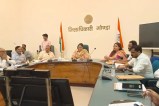 अधिकारियों के साथ समीक्षा करती डीएम गोंडा फोटो सोर्स सूचना विभाग