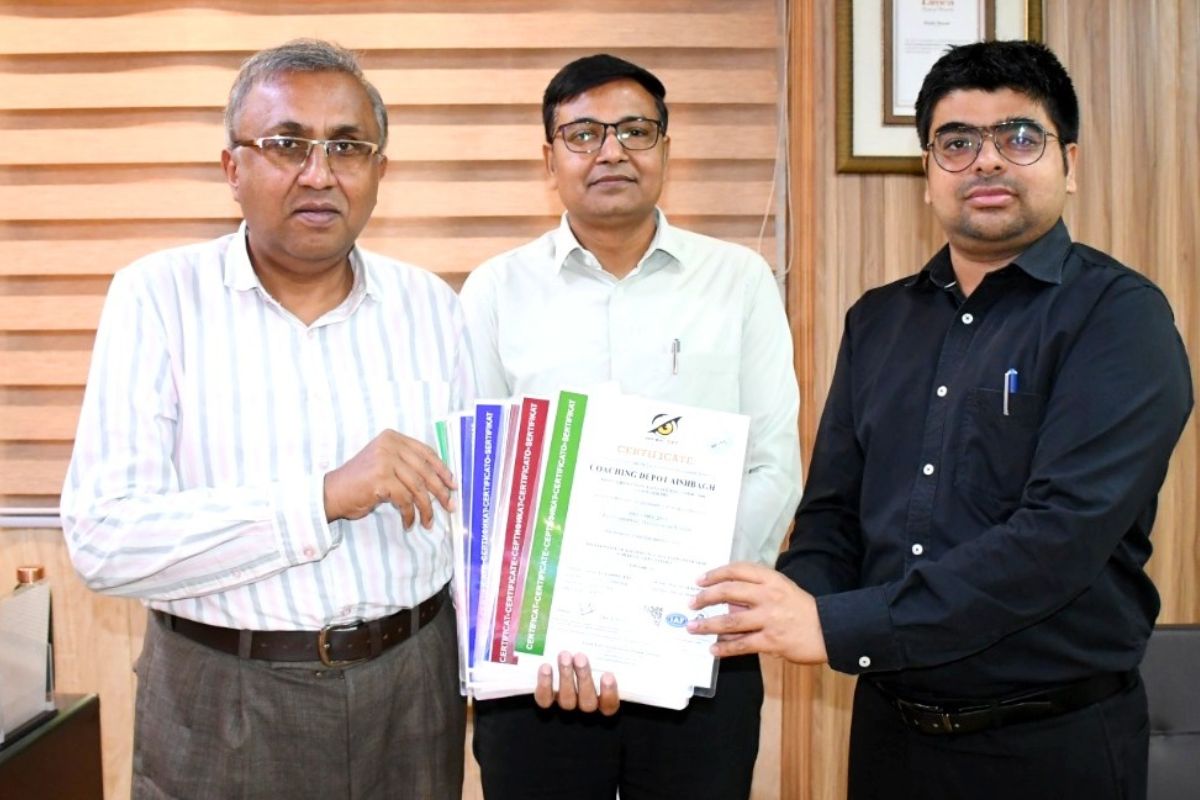 प्रमाण पत्र दिखाई मंडल रेल प्रबंधक व अन्य अधिकारी गण फोटो सोर्स रेल विभाग