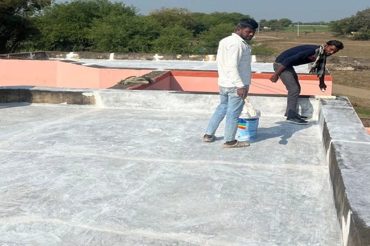 जिले के कई स्कूलों में हो रहे कामों में इन दिनों काफी लापरवाही सामने आ रही है। इसकी जांच समसा के अधिकारी व सार्वजनिक निर्माण विभाग के अधिकारी भी कर रहे हैं। जिसमें सामने आया है कि करीब 130 स्कूलों में लीपापोती की गई है।