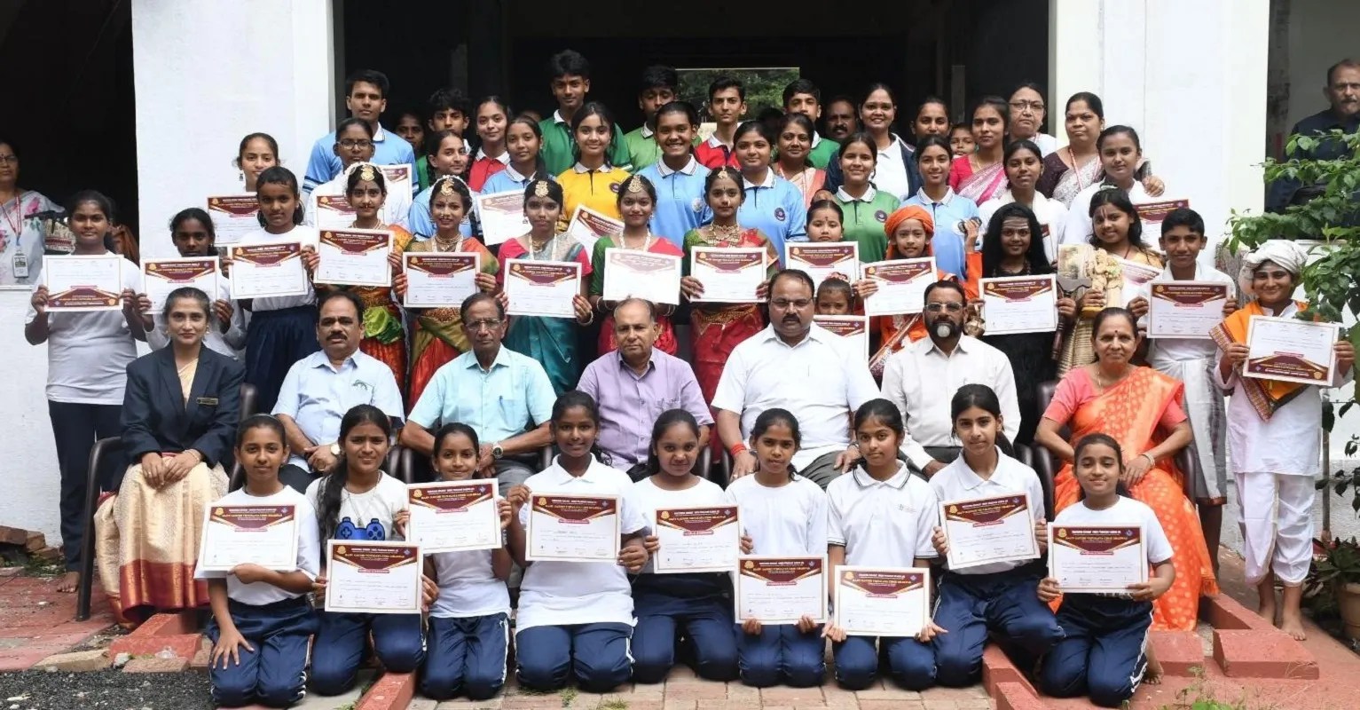 धारवाड़ स्थित पुरुषोत्तम दास टंडन सभागार में आयोजित अंतरराष्ट्रीय योग दिवस एवं विश्व संगीत दिवस समारोह के दौरान उत्कृष्ट प्रदर्शन करने वाले विद्यार्थियों को प्रशस्ति पत्र प्रदान कर सम्मानित किया गया।