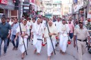 तेलंगाना के लिए विहार करते आचार्य विमलसागरसूरीश्वर।