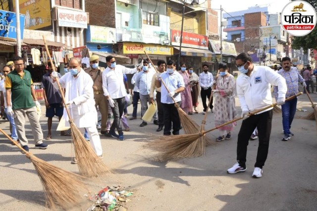 मलिन बस्ती में झाड़ू लगाई