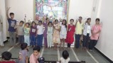पुरस्कार पाकर खिले चेहरे, बाबा रामदेव बाल सत्संग सुधा में सम्मानित होते बच्चे।