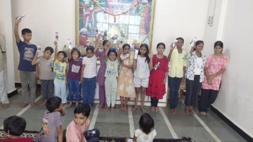 पुरस्कार पाकर खिले चेहरे, बाबा रामदेव बाल सत्संग सुधा में सम्मानित होते बच्चे।