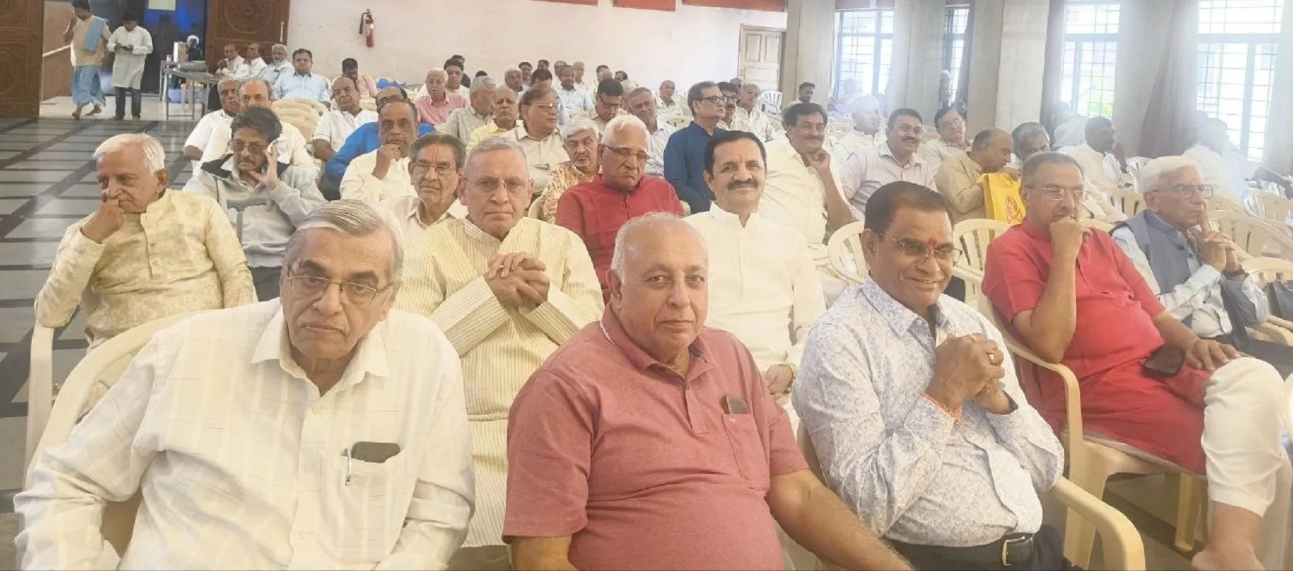 हुब्बल्ली के देशपांडे नगर स्थित गुजरात भवन में आयोजित शिव महापुराण कथा महोत्सव के चौथे दिन शुक्रवार को श्रद्धापूर्वक कथा श्रवण करते श्रद्धालु।