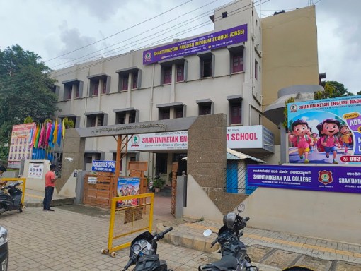 हुब्बल्ली का शांतिनिकेतन परिसर, जहां हिंदी विद्यालय सहित पांच शिक्षण संस्थान संचालित हो रहे हैं और पिछले साढ़े छह दशक से शिक्षा एवं संस्कारों की अलख जलाई जा रही है।