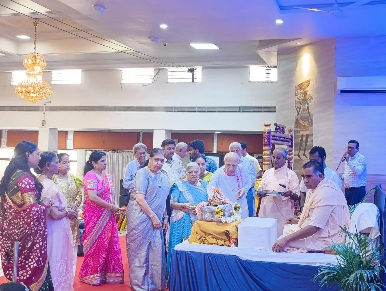 हुब्बल्ली के श्री गुजरात भवन में आयोजित शिव महापुराण कथा महोत्सव के तहत पूजन-अर्चन करते कथावाचक दीपकभाई शास्त्री एवं श्रद्धालु।