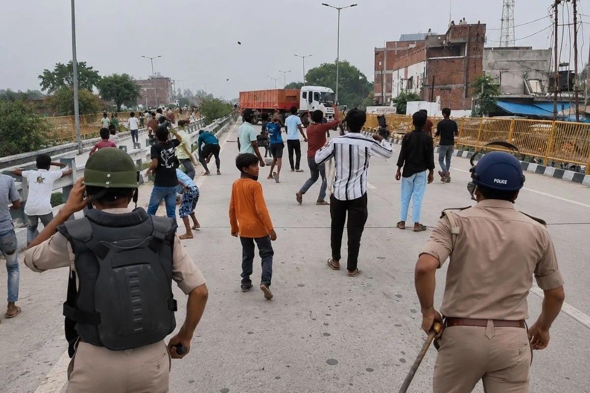 stone pelting on police in mau