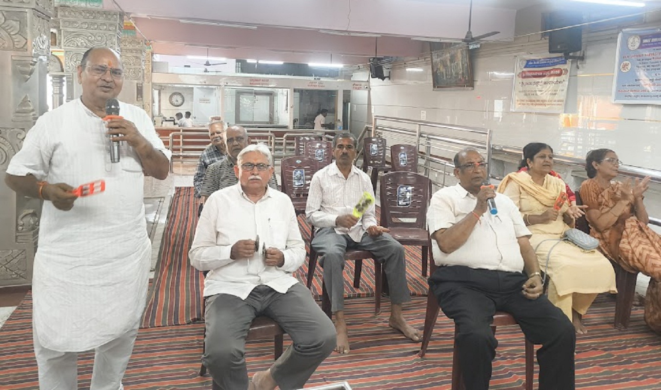हुब्बल्ली के ओल्ड कोर्ट सर्किल स्थित साईं बाबा मंदिर में आयोजित सामूहिक हनुमान चालीसा पाठ में श्रद्धापूर्वक भाग लेते श्रद्धालु।