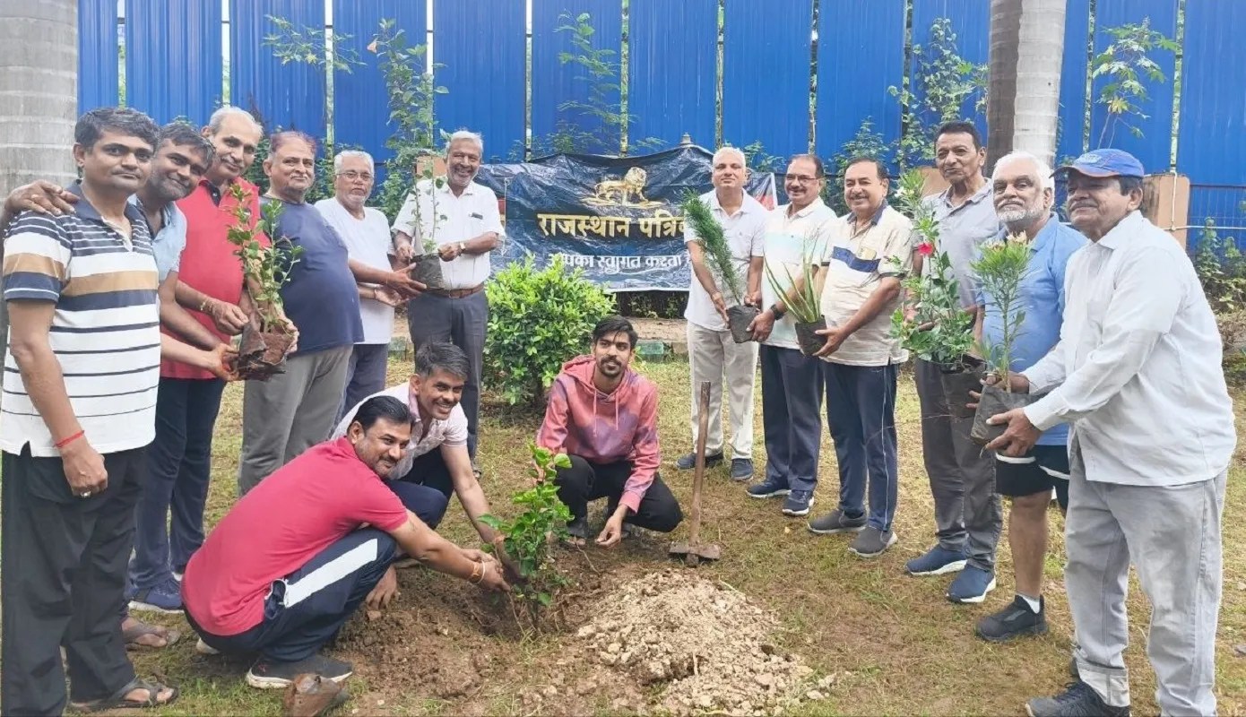 राजस्थान पत्रिका के हरित प्रदेश अभियान के तहत देशपांडे नगर गार्डन में पौधरोपण करते प्रवासी समाज के सदस्य, सामाजिक कार्यकर्ता एवं अन्य गणमान्य नागरिक।