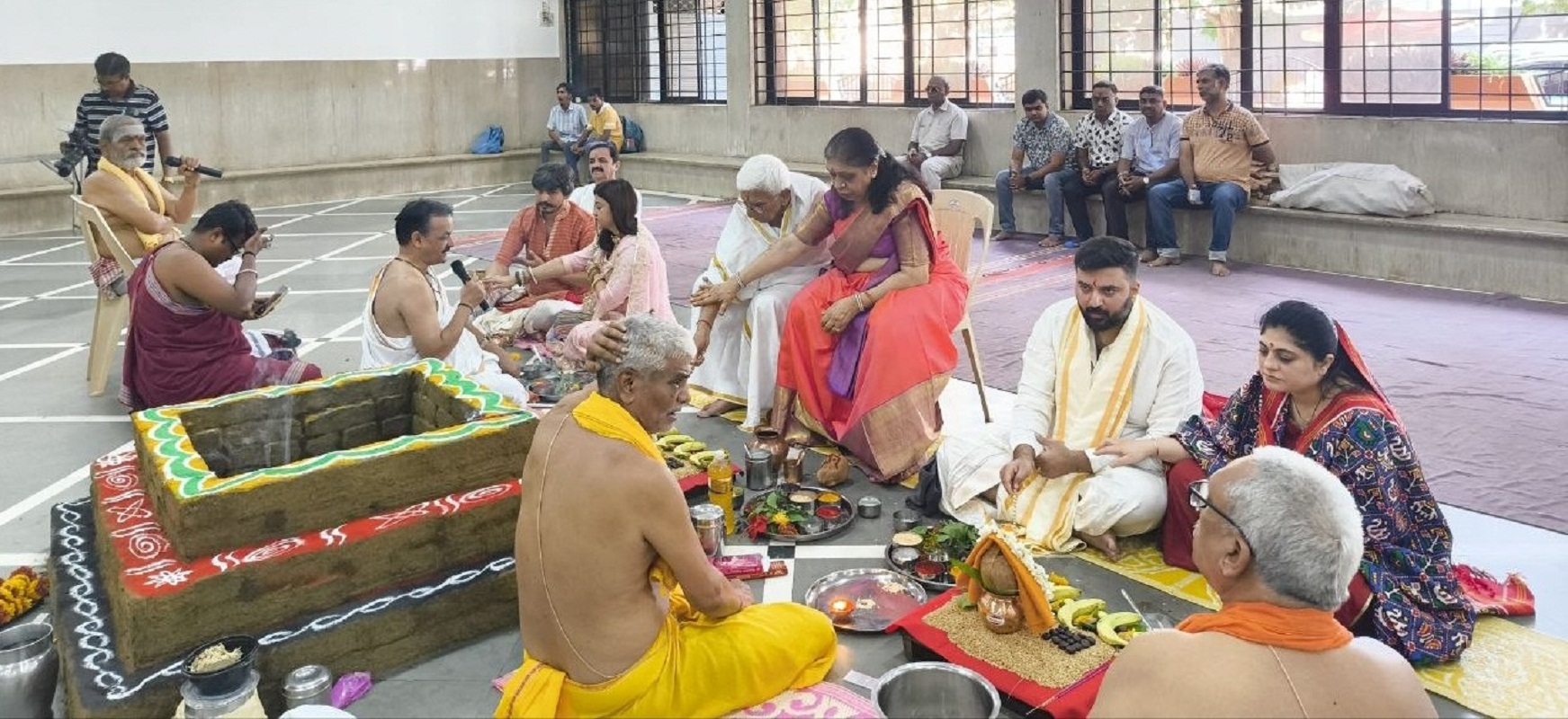 हुब्बल्ली के गुजरात भवन में आयोजित शिव महापुराण महोत्सव के समापन अवसर पर वैदिक मंत्रोच्चार के बीच महायज्ञ में आहुति देते मुख्य यजमान एवं श्रद्धालु।